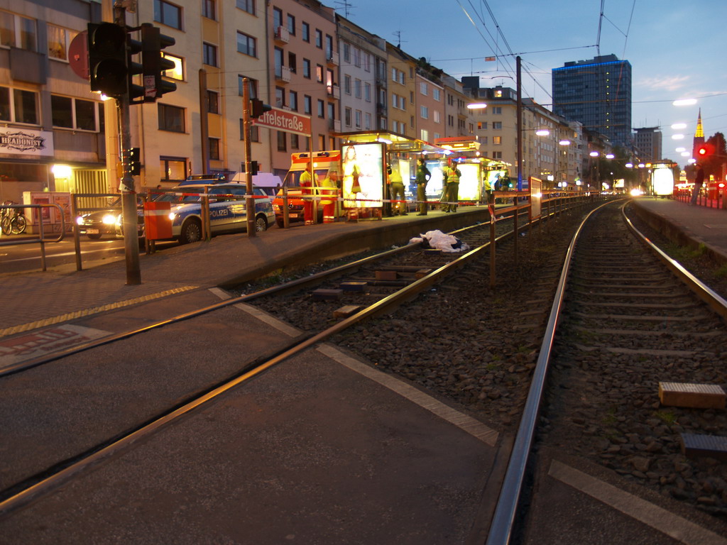 Person unter KVB Bahn Koeln Eifelstr P06.JPG